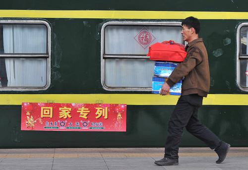 1月15日,農(nóng)民工在遼寧大連火車站準(zhǔn)備乘坐大連至佳木斯的L833次農(nóng)民工專列。新華社發(fā)(劉德斌 攝)