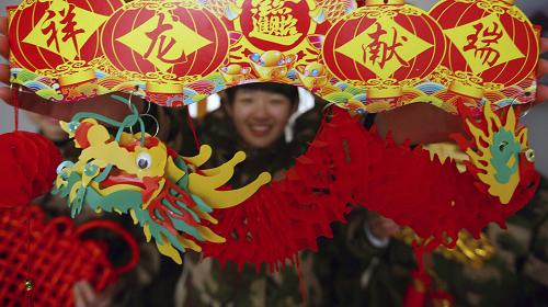 龍是中華民族的圖騰和精神象征,并成為中華吉祥文化中代表最高祥瑞的神物。在農(nóng)歷龍年來臨之際,龍的傳人在大江南北以各自的方式迎接祥龍、喜迎新春。 這是1月18日,武警江蘇邊防總隊新兵團的新兵戰(zhàn)士用紙龍裝飾寢室。新華社發(fā)(王新 攝)