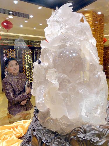 這是1月12日,參觀者在蘇州一家工藝品展覽室欣賞天然水晶雕刻的作品“雙龍戲珠”。新華社發(fā)(王建康 攝)