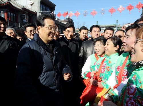 這是胡錦濤在前門商業(yè)街和群眾交談,祝大家歡歡喜喜過大年。新華社發(fā)