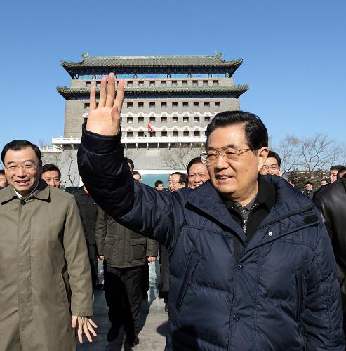這是胡錦濤在前門商業(yè)街向正在購物、游覽的群眾揮手致意。新華社發(fā)
