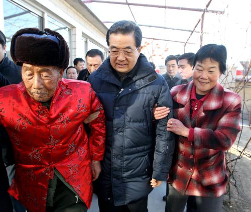 這是胡錦濤在懷柔區(qū)田仙峪村老復員軍人邵起成家中給老人拜年后,同老人一道出門。新華社發(fā)