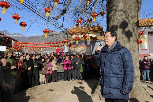 這是胡錦濤在懷柔區(qū)田仙峪村給村民拜年,祝愿鄉(xiāng)親們新春快樂、龍年吉祥、闔家幸福。新華社記者 李濤 攝