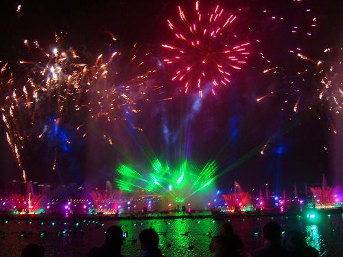 1月22日晚,市民在蘇州金雞湖畔觀看大型綜合水景和焰火表演。除夕之夜,江蘇蘇州金雞湖畔舉行的大型綜合水景表演熱鬧非凡。由音樂(lè)、噴泉、燈光、焰火等元素組成的大型綜合水景營(yíng)造出濃濃的喜慶氛圍,給人們帶來(lái)視覺(jué)盛宴。新華社發(fā)(王建康 攝)