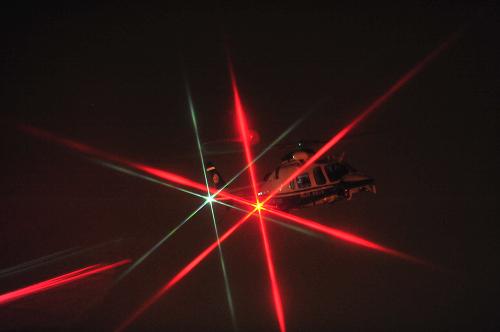 1月22日晚,北京市公安局警務(wù)航空總隊的警用直升機在北京上空巡查。新華社記者 楊光 攝