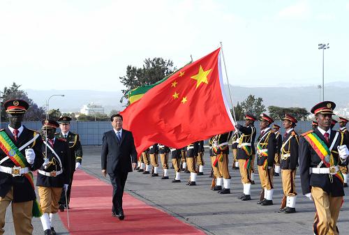 1月27日,中國全國政協(xié)主席賈慶林抵達亞的斯亞貝巴,開始對埃塞俄比亞進行正式友好訪問,并出席非盟第十八屆首腦會議開幕式。新華社記者 饒愛民 攝