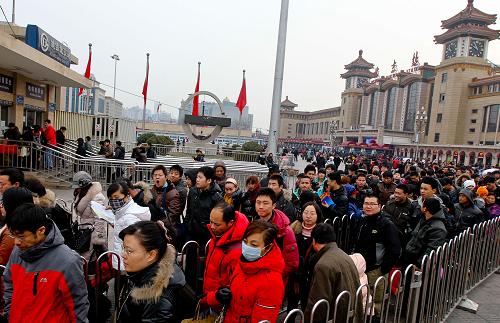 1月28日,在北京火車站廣場(chǎng)西側(cè)的地鐵站前,剛抵達(dá)的旅客排隊(duì)乘坐地鐵。當(dāng)日是春節(jié)長(zhǎng)假的最后一天,各地鐵路迎來(lái)節(jié)后客流高峰。新華社記者 張宇 攝
