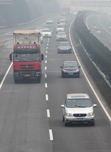 在京港澳高速湖南段行駛的車流(1月28日攝)。新華社記者 龍弘濤 攝