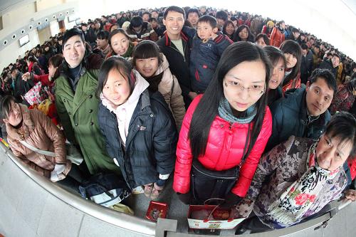 1月28日,旅客在安徽亳州火車站準備進站上車。 當日是龍年大年初六,各地迎來春節(jié)后客流高峰。新華社發(fā)(劉勤利 攝)