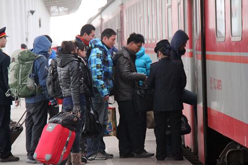 1月28日,在山東省臨沂市郯城縣火車站,旅客排隊檢票乘車。新華社發(fā)(張春雷 攝)