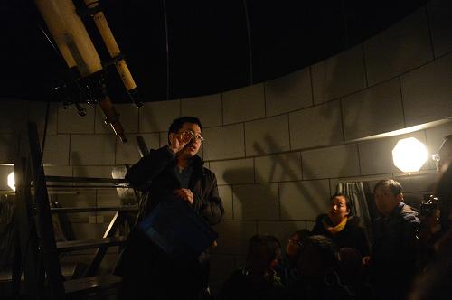 2月10日,北京天文館工作人員向觀眾講解望遠(yuǎn)鏡的使用。每周五晚是北京天文館130天文臺向公眾開放的時間,天文愛好者們可以通過使用130天文望遠(yuǎn)鏡觀測目標(biāo)天體,并可向在場的北京天文館老師請教相關(guān)問題。北京天文館落成于1957年,并于2004年增建新館,是中國第一座大型天文館,主要通過人造星空模擬表演,舉辦天文知識展覽,編輯出版和發(fā)行天文科普書刊,組織進(jìn)行大眾天文觀測等形式向公眾宣傳普及天文學(xué)知識,是開展天文科普宣傳、教育的重要陣地。新華社記者 劉力航 攝