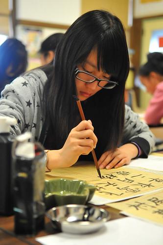 2月11日,在美國舊金山,一位美國華裔學(xué)生參加漢語橋書法比賽。新華社發(fā)(劉藝霖 攝)