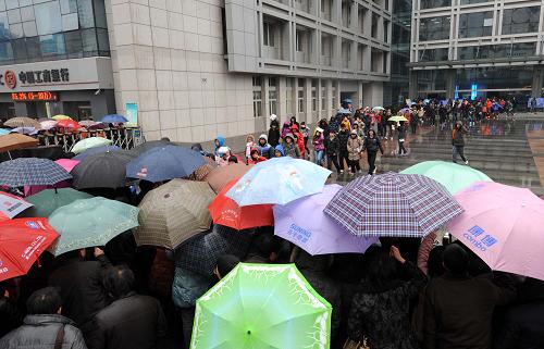 2月12日,在南京廣播電視大學(xué)考點(diǎn),家長(zhǎng)在雨中迎接考生出考場(chǎng)。當(dāng)日,“卓越人才培養(yǎng)合作高校聯(lián)合自主選拔錄取學(xué)業(yè)能力測(cè)試”在全國(guó)各考點(diǎn)同步開(kāi)考,35000余名考生參加考試。“卓越人才培養(yǎng)合作高校”(簡(jiǎn)稱“卓越聯(lián)盟” )由北京理工大學(xué)、重慶大學(xué)、大連理工大學(xué)、東南大學(xué)、哈爾濱工業(yè)大學(xué)、華南理工大學(xué)、天津大學(xué)、同濟(jì)大學(xué)、西北工業(yè)大學(xué)9所以工科為特色的國(guó)家“985工程”大學(xué)組成。根據(jù)學(xué)業(yè)能力測(cè)試成績(jī),9所高校將各自進(jìn)行特色測(cè)試或面試。新華社記者 孫參 攝
