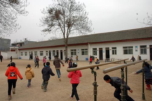 2月17日,孩子們在六七十年代建的趙村小學(xué)內(nèi)玩耍。由香港慈善家邵逸夫先生捐款,陜西渭南市交通局、渭南高新區(qū)白楊辦趙村村委會(huì)共同籌資190.60萬元的“趙村逸夫小學(xué)”,于2009年年底建成。然而,在學(xué)生上課僅僅兩周后,趙村村委會(huì)便以學(xué)生上學(xué)不方便、存在安全問題等理由,以10年期限175萬元的租金出租給了陜西渭南威達(dá)汽車服務(wù)有限公司。逸夫小學(xué)變成了汽車4S店,80多名小學(xué)生被迫回到六七十年代建的瓦房里上學(xué)。多年來,村民曾多次上訪反映無果,直到今年1月21日,渭南市高新區(qū)社會(huì)事業(yè)局才責(zé)令趙村村委會(huì)恢復(fù)“逸夫小學(xué)”教育用途,但直至記者2月17日走訪時(shí)仍無改觀。新華社記者 都紅剛 攝