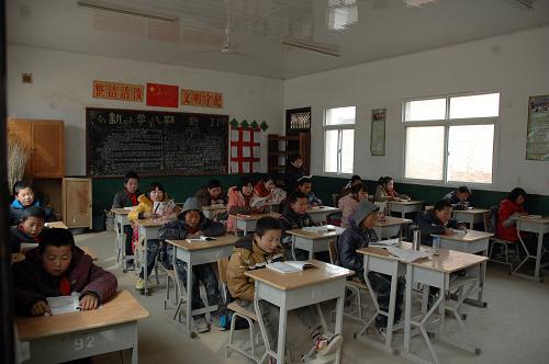 2月17日,孩子們在六七十年代建的趙村小學(xué)的教室內(nèi)上課。新華社記者 都紅剛 攝