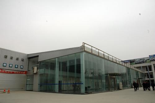趙村逸夫小學(xué)的操場現(xiàn)在成為陜西渭南威達(dá)汽車服務(wù)公司的汽車銷售大廳(2月17日攝)。新華社記者 都紅剛 攝