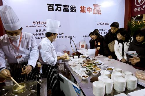 2月18日,2012第三屆中國創(chuàng)業(yè)加盟品牌展覽會上,一家餐飲企業(yè)在向參觀者推介產品。當日,2012第三屆中國創(chuàng)業(yè)加盟品牌展覽會在北京中國國際展覽中心開幕。本次展會匯聚了餐飲、教育、干洗、家紡等18大行業(yè)的近200家國內外知名品牌和特色創(chuàng)業(yè)項目參展。新華社發(fā)(趙冰 攝)