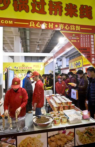 2月18日,2012第三屆中國創(chuàng)業(yè)加盟品牌展覽會上,觀眾在參觀餐飲企業(yè)展臺。新華社發(fā)(趙冰 攝)