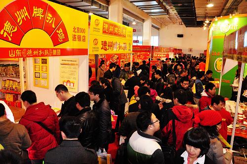 2月18日,2012第三屆中國創(chuàng)業(yè)加盟品牌展覽會吸引眾多參觀者。新華社發(fā)(李佳明 攝)
