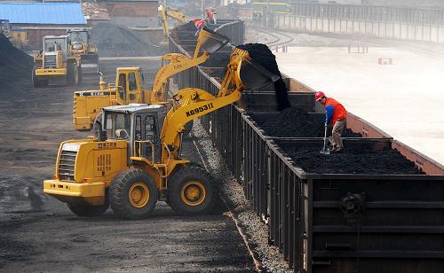2月18日,工人們在京九物流九江北煤炭儲運基地裝運電煤。當日,京九物流九江北煤炭儲運基地在江西九江市城西港區(qū)正式啟用,每年采取水路、鐵路聯合運輸方式將可發(fā)送煤炭超過120萬噸,九江市城西港區(qū)的煤炭儲配年吞吐量將超過500萬噸。據了解,江西九江城西港區(qū)將于2015年建成長江中游最大的煤炭物流基地、省級戰(zhàn)略煤炭儲配煤中心,每年供應動力煤達千萬噸,將極大地緩解江西省煤炭供應和運輸相對緊張的矛盾。新華社發(fā)(胡國林 攝)