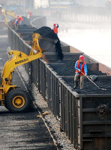 2月18日,工人們在京九物流九江北煤炭儲運基地裝運電煤。新華社發(fā)(胡國林 攝)