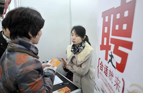 2月18日,求職者在招聘會上尋找職位。當日,2012春季企業(yè)經(jīng)營管理人才交流大會在銀川國際會展中心舉行,提供經(jīng)營管理、工程技術、教育等就業(yè)崗位1萬余個,吸引近萬人次應聘者前來尋求職位。新華社記者 王鵬 攝