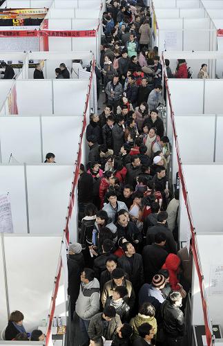 2月18日,2012春季企業(yè)經(jīng)營管理人才交流大會在銀川國際會展中心舉行,提供經(jīng)營管理、工程技術、教育等就業(yè)崗位1萬余個,吸引近萬人次應聘者前來尋求職位。這是招聘會現(xiàn)場。新華社記者 王鵬 攝