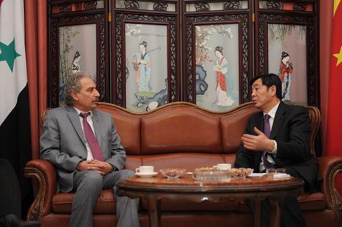 2月18日,中國(guó)政府特使、外交部副部長(zhǎng)翟雋(右)在敘利亞首都大馬士革會(huì)見(jiàn)建設(shè)敘利亞國(guó)家運(yùn)動(dòng)主席盧艾·侯賽因。當(dāng)日,翟雋在大馬士革會(huì)見(jiàn)了敘利亞有關(guān)反對(duì)派組織負(fù)責(zé)人,與有關(guān)各方就敘當(dāng)前局勢(shì)深入交換看法。 新華社記者 覃海石 攝