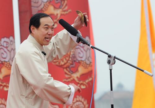 2月24日,山東省藝術(shù)館的李俊華在表演國(guó)家級(jí)非遺項(xiàng)目、山東快書(shū)《武松趕會(huì)》。當(dāng)日,文化部主辦的中部8省非物質(zhì)文化遺產(chǎn)展演活動(dòng)在河南省淮陽(yáng)縣舉行。以“中原古韻”為主題的非物質(zhì)文化遺產(chǎn)節(jié)目集中展示了中原地區(qū)非遺風(fēng)情。新華社記者 趙鵬 攝