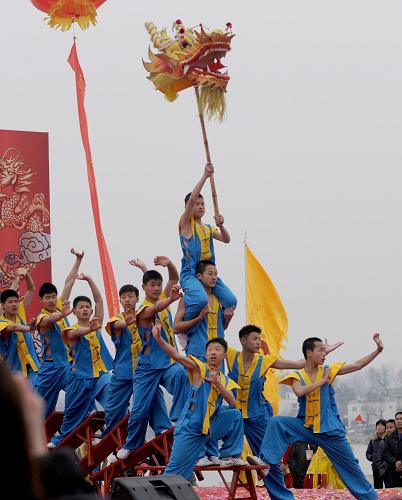 2月24日,河南省登封塔溝武校學(xué)生在表演少林功夫《板凳龍》。新華社記者 趙鵬 攝
