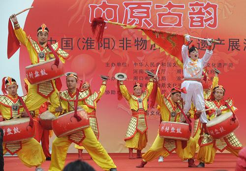 2月24日,河南省開(kāi)封市的演員在表演《開(kāi)封盤(pán)鼓》。新華社記者 趙鵬 攝