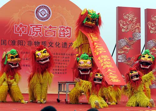 2月24日,河北滄州劉吉獅舞團(tuán)在表演《滄州獅舞》。新華社記者 趙鵬 攝