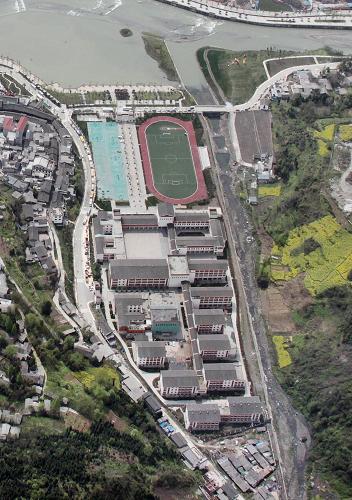 這是2011年4月17日拍攝的災(zāi)后重建的四川省汶川縣水磨鎮(zhèn)中學(xué)。新華社發(fā)(劉應(yīng)華 攝)