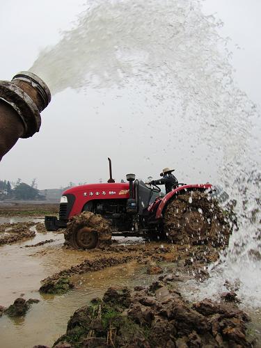 2月26日,四川省達(dá)州市達(dá)縣雙廟鄉(xiāng)楊柳溝村農(nóng)民在雨后抽水灌田。 新華社發(fā)(鄧良奎 攝)