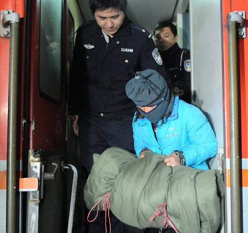 3月10日,一名犯罪嫌疑人被同車押回貴州。 3月10日晚,貴州“12·08”特大拐賣兒童案件中的8名被拐賣兒童從河南被解救回貴州,這一公安部掛牌督辦案件成功告破。 據(jù)貴陽鐵路局公安處處長(zhǎng)李淞介紹,抓獲的11名犯罪嫌疑人被同車押回貴州,至此,貴州“12·08”特大拐賣兒童案已抓獲犯罪嫌疑人38名,解救兒童14名。 新華社發(fā) (陶亮 攝)