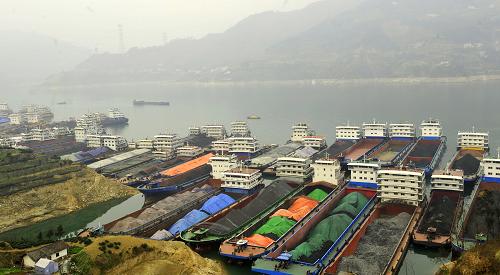 3月16日,大量船舶停靠在三峽五級船閘上游湖北宜昌市秭歸縣沙灣錨地等待過閘。因三峽南線船閘停航檢修,導(dǎo)致大批船舶滯留三峽水域等待過閘。至3月16日凌晨,三峽壩區(qū)上下游積壓船舶已超500艘。長江三峽通航管理局新聞發(fā)言人、副局長繆昌文說,未來兩周,預(yù)計最多將導(dǎo)致約2400艘次船舶滯航。為確保三峽壩區(qū)水域通航秩序穩(wěn)定,長江通航和海事部門啟動二級預(yù)警響應(yīng)措施,采取沿途分段簽證,控制抵達(dá)三峽水域船舶數(shù)量。必要時將啟動三峽壩區(qū)水域船舶滯留應(yīng)急聯(lián)動機制。新華社發(fā)(鄭家裕 攝)