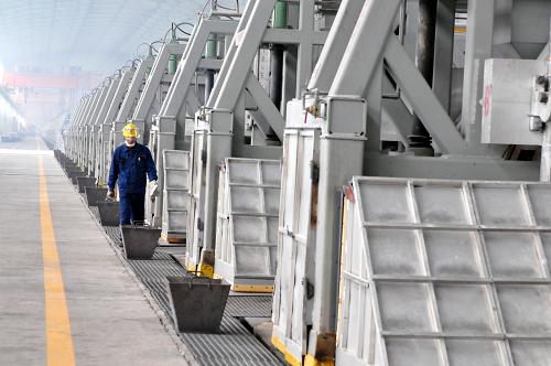 3月16日,工作人員在林豐鋁電公司廠房內(nèi)檢查鋁電解槽的運作情況。當(dāng)日,由中孚實業(yè)、林豐鋁電公司、東北大學(xué)等單位聯(lián)合承擔(dān)實施的“十一五”國家科技支撐計劃重點專項“低溫超低電壓鋁電解新技術(shù)”在河南省林州市經(jīng)由科技部組織的驗收專家組一致同意通過驗收。“低溫超低電壓鋁電解新技術(shù)”項目包括了“低溫鋁電解新技術(shù)開發(fā)”、“低電壓鋁電解新技術(shù)開發(fā)”、“低溫低電壓新技術(shù)在200-300KA鋁電解系統(tǒng)升級改造中的產(chǎn)業(yè)化應(yīng)用”和“低溫低電壓新技術(shù)在400KA級鋁電解系列上的集成創(chuàng)新和產(chǎn)業(yè)化示范”四個課題。本項目取得的成果,為我國電解鋁工業(yè)實現(xiàn)節(jié)能減排和升級改造提供了產(chǎn)業(yè)化支撐技術(shù),將為推動鋁工業(yè)及我國的節(jié)能減排工作起到良好的示范帶動作用。新華社記者 李博 攝