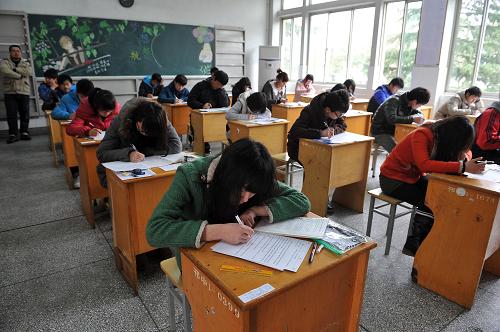 3月17日,考生在揚州邗江中學考點內(nèi)答題。新華社發(fā)(劉江瑞 攝)