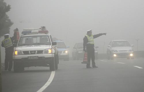3月17日,在山東201省道威海市機(jī)場(chǎng)路上,該市交警五大隊(duì)民警在濃霧中設(shè)置警示標(biāo)識(shí)。當(dāng)日18時(shí),中央氣象臺(tái)繼續(xù)發(fā)布大霧藍(lán)色預(yù)警。預(yù)計(jì)17日夜間到18日上午,黃淮大部、江淮、江漢、重慶、江南北部、福建南部、廣東等地有輕霧,其中局部地區(qū)能見度不足500米。新華社發(fā)