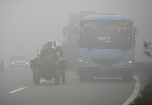 3月17日,在山東201省道威海市機(jī)場(chǎng)路上,車輛在濃霧中緩慢行駛。新華社發(fā)