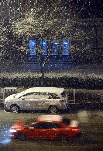 3月18日凌晨雪景。 3月17日深夜至18日凌晨,北京市區(qū)突迎降雪,京城大地一派銀裝素裹。 新華社記者李俊東攝
