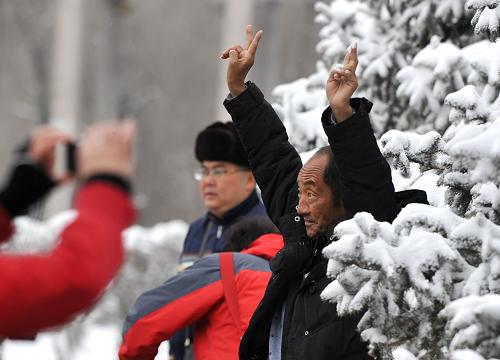 3月20日,幾位游客在落滿積雪的烏魯木齊市紅山公園中拍照留念。從3月19日晚間開始的一場大雪將邊城烏魯木齊帶回冰雪世界。記者3月20日從烏魯木齊氣象臺獲悉,由于城區(qū)普降大雪,當(dāng)?shù)匾寻l(fā)布暴雪藍(lán)色預(yù)警,并啟動重大氣象災(zāi)害Ⅳ級應(yīng)急響應(yīng)。新華社記者 王菲 攝