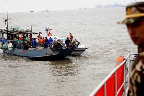 3月20日,海警巡邏艇對作業(yè)漁船進行登船檢查。當日,由上海、江蘇、浙江三省市海警和上海市公安局警務航空隊組成的聯(lián)合執(zhí)法巡邏編隊開始對長江口進行為期3天的海陸空治安聯(lián)動專項整治。今年以來,大量“三無”船舶在海上爭搶漁業(yè)資源,聯(lián)合執(zhí)法巡邏編隊將整治捕撈季的海上治安秩序,建立執(zhí)法區(qū)域合作機制,加強對跨區(qū)域犯罪的打擊能力。新華社記者 陳飛 攝