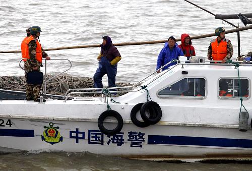 3月20日,海警巡邏艇對作業(yè)漁船進行登船檢查。新華社記者 陳飛 攝