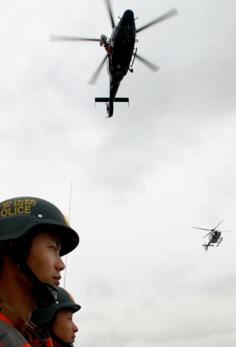 3月20日,警用直升機(jī)在治安聯(lián)動(dòng)專項(xiàng)整治行動(dòng)中巡視預(yù)定海域。新華社記者 陳飛 攝