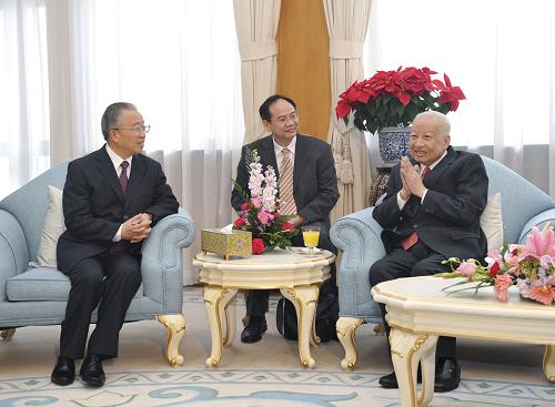 3月20日,在胡錦濤主席即將訪問(wèn)柬埔寨前夕,國(guó)務(wù)委員戴秉國(guó)在北京代表胡錦濤主席看望柬埔寨太皇西哈努克和夫人,向他們轉(zhuǎn)達(dá)胡錦濤主席和夫人的親切問(wèn)候和良好祝愿,并同他們進(jìn)行親切友好的交談。新華社記者 王曄 攝