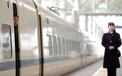 3月20日,在南京火車站,一名女子從滬寧高鐵列車上向外張望。當(dāng)日,上海鐵路局調(diào)整列車運(yùn)行圖,對(duì)滬寧、滬杭高鐵列車實(shí)行日常和周末(周五至周日)兩種開行模式。調(diào)圖后,滬寧、滬杭高鐵具體列車車次、運(yùn)行時(shí)間和沿線停站均有較大變化。其中,滬寧高鐵管內(nèi)高速動(dòng)車組列車日常開行69對(duì)、周末開行74對(duì),滬杭高鐵管內(nèi)高速動(dòng)車組列車日常開行34對(duì)、周末開行37對(duì)。新華社發(fā)