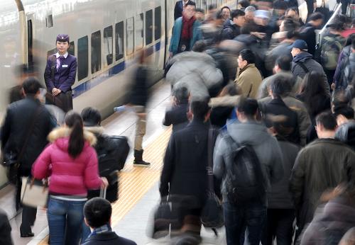 3月20日,旅客從??吭谀暇┗疖囌镜囊惠v滬寧高鐵列車上下車。新華社發(fā)