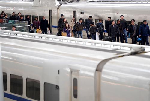 3月20日,旅客在南京火車站準(zhǔn)備乘坐滬寧高鐵。新華社發(fā)