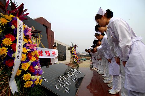3月21日,天津中醫(yī)藥大學(xué)學(xué)生向“奉獻(xiàn)”紀(jì)念碑鞠躬致敬。清明前夕,在天津市遺體捐獻(xiàn)者紀(jì)念園,來自天津中醫(yī)藥大學(xué)的50多位師生現(xiàn)場向“奉獻(xiàn)”紀(jì)念碑獻(xiàn)花,悼念人體器官捐獻(xiàn)和遺體捐獻(xiàn)志愿者。天津市遺體捐獻(xiàn)者紀(jì)念園占地600平方米,2004年由天津市紅十字會、天津醫(yī)科大學(xué)聯(lián)合創(chuàng)建。在紀(jì)念園中的“奉獻(xiàn)”碑上,用金字鐫刻著377位遺體捐獻(xiàn)者的名字。新華社發(fā)(張超群 攝)